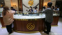 Ada juga warga yang membeli perhiasan untuk investasi.  