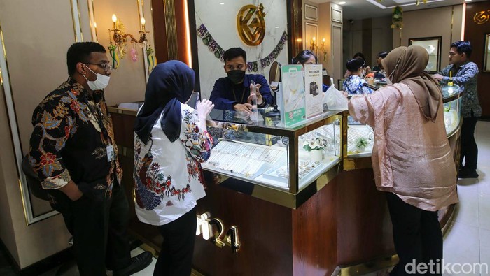 Warga Mulai Berburu Emas untuk Lebaran Lebaran tinggal dua minggu lagi. Warga Jakarta pun mulai berburu perhiasan emas untuk investasi dan penunjang penampilan saat lebaran. Seperti terlihat di Galeri Pegadaian, Jakarta, Senin (25/3/2024).
