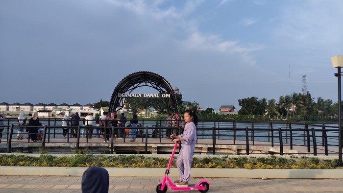 Warga ngabuburit di Danau OPI Jakabaring.