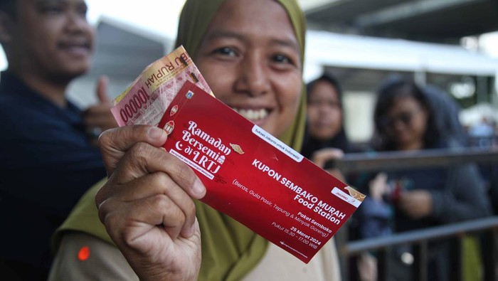 LRT Jakarta bersama Pemerintah Provinsi DKI Jakarta gelar bazar murah. Warga pun menyerbu penjualan sembako murah di kantor LRT Jakarta ini.