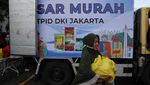 Warga Serbu Sembako Murah di Jakarta