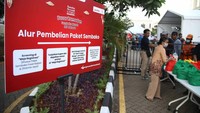 Warga yang hadir adalah yang sudah mendapatkan kupon. Tampak warga antre dengan tertib. 