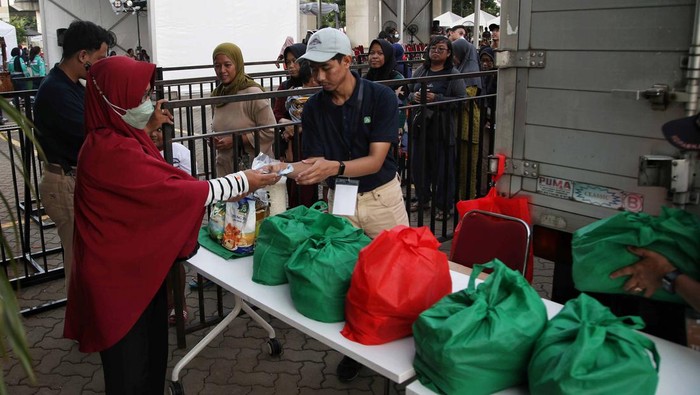 Warga Serbu Sembako Murah di Jakarta LRT Jakarta bersama Pemerintah Provinsi DKI Jakarta gelar bazar murah. Warga pun menyerbu penjualan sembako murah di kantor LRT Jakarta ini.