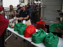 Warga Serbu Sembako Murah di Jakarta