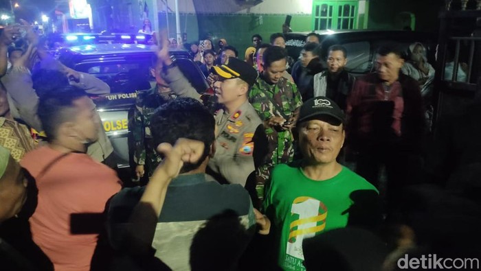 warga Sidoarjo ngeluruk rumah warga yang berjualan miras di bulan Ramadan