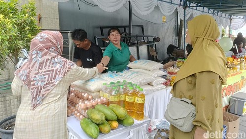 Warga tengah berbelanja di pasar murah halaman parkir Masjid Al Furqon Denpasar, Bali, Senin (25/3/2024). (Ni Made Lastri Karsiani Putri/detikBali)