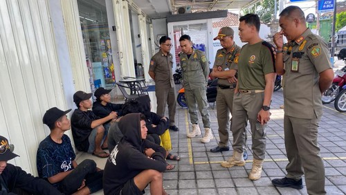 10 Bonek ditangkap Satpol PP Jembrana di salah satu toko modern berjaringan di Kecamatan Negara, Kabupaten Jembrana, Bali, Selasa (26/3/2024). (Istimewa)