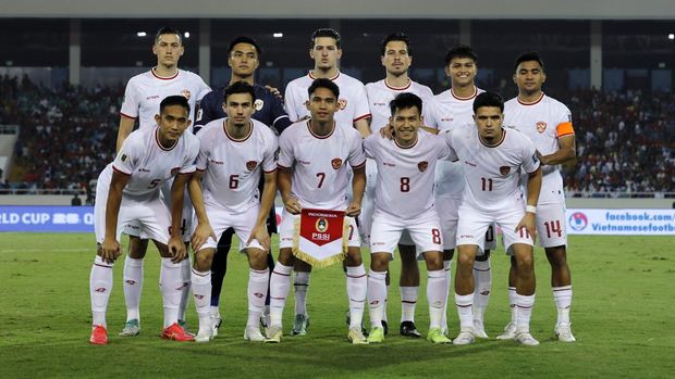 HANOI, VIETNAM - MARCH 26: Ragnar Oratmangoen of Indonesia controls the ball during the FIFA World Cup Asian second qualifier Group F match between Vietnam and Indonesia at My Dinh National Stadium on March 26, 2024 in Hanoi, Vietnam. (Photo by Minh Hoang/Getty Images)