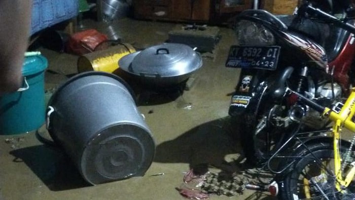 Banjir bandang menerjang Kecamatan Bone-bone, Kabupaten Luwu Utara.