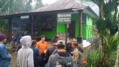 Tim Basarnas Bali saat mencari empat pendaki yang tersesat di Gunung Sanghyang, Tabanan, Bali, pada Selasa (26/3/2024) pagi.