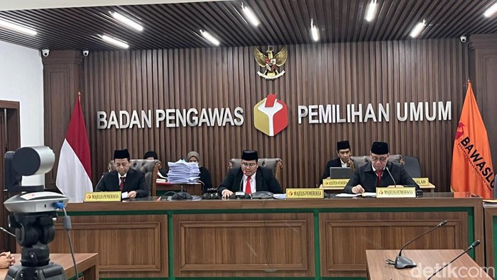 Bawaslu menyatakan Komisi Pemilihan Umum (KPU) terbukti melanggar administrasi Pemilu 2024