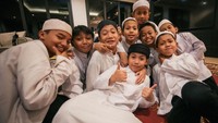 Senyuman tamu undangan yang hadir dalam perayaan ulang tahun tersebut. Foto: instagram BCL