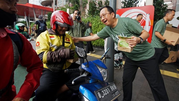 Berbagi Takjil dengan Kemasan Ramah Lingkungan