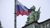 Bendera setengah tiang juga dikibarkan di atas Museum Hermitage di St Petersburg, Rusia