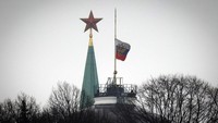 Bendera setengah tiang dikibarkan di kediaman Vladimir Putin di Kremlin. AP Photo/Vitaly Smolnikov.