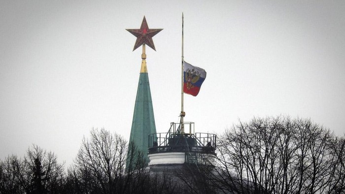 Berkabung, Rusia Kibarkan Bendera Setengah Tiang Rusia menetapkan masa berkabung usai 137 orang tewas dalam serangan teroris di salah satu gedung konser di Moskow. Rusia memasang bendera setengah tiang sebagai tanda berduka.