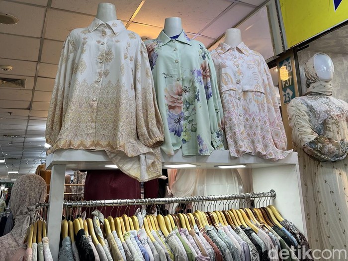Blouse bahan satin silk menjadi incaran untuk Lebaran di Thamrin City