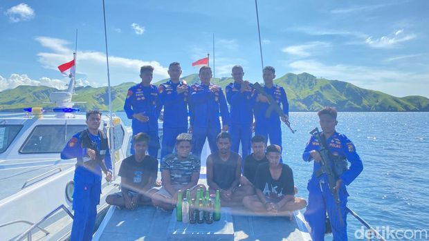 Lima pelaku pengebom ikan di Ende, NTT.