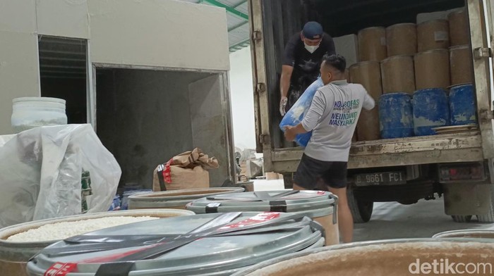 BPOM mengangkut barang bukti obat Terlarang dari gudang di kawasan industri Candi, Selasa (26/3/2024).