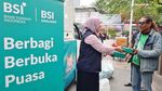 BSI Maslahat Bagi Paket Berbuka di Area Stasiun Sudirman