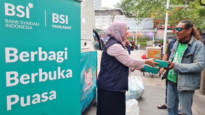BSI Maslahat Bagi Paket Berbuka di Area Stasiun Sudirman BSI Maslahat menyalurkan 10.000 paket berbuka dan sahur di berbagai tempat umum. Salah satunya di St. Sudirman, Jakarta.