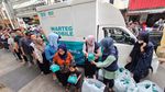 BSI Maslahat Bagi Paket Berbuka di Area Stasiun Sudirman
