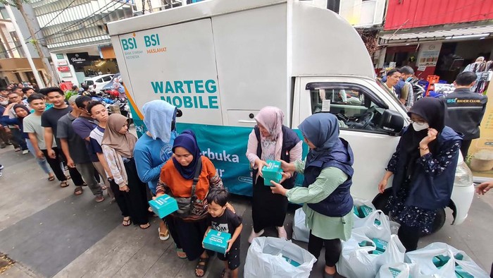 BSI Maslahat menyalurkan 10.000 paket berbuka dan sahur di berbagai tempat umum. Salah satunya di St. Sudirman, Jakarta.