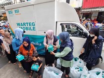 BSI Maslahat Bagi Paket Berbuka di Area Stasiun Sudirman