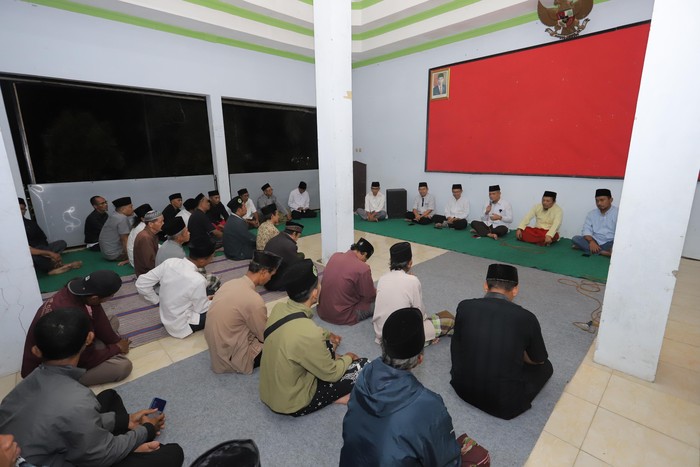 Bupati Kebumen Sahur Bersama Warga di Desa Terpencil