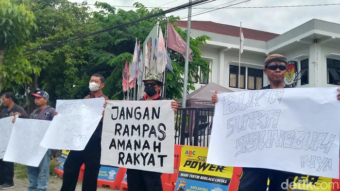 KPU Klaten didatangi simpatisan empat Caleg PDIP Senin (25/3/2024).