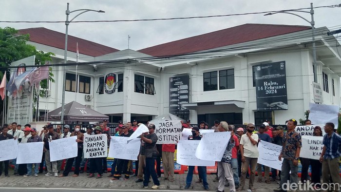 KPU Klaten didatangi simpatisan empat Caleg PDIP Senin (25/3/2024).