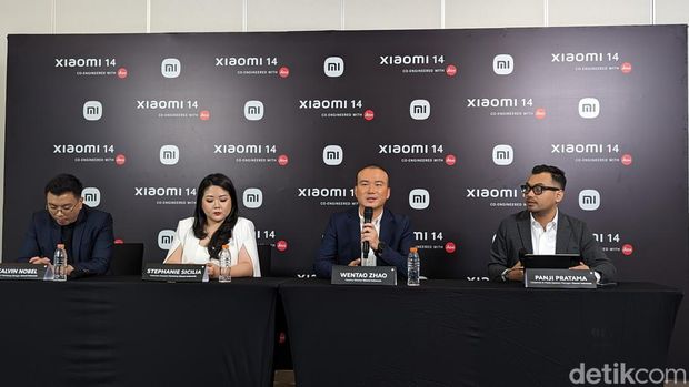 Country Director Xiaomi Indonesia Wentao Zhao (kedua dari kanan)