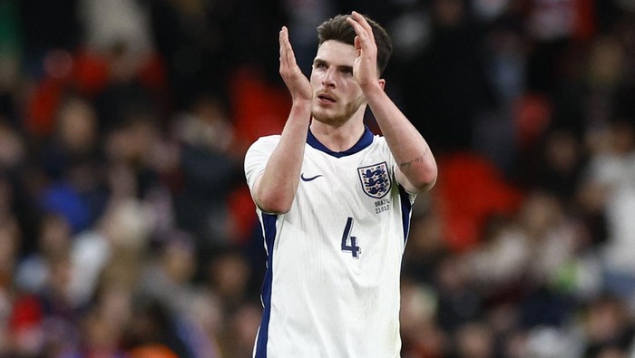 Soccer Football - International Friendly - England v Brazil - Wembley Stadium, London, Britain - March 23, 2024 Englands Declan Rice applauds fans after the match Action Images via Reuters/Peter Cziborra