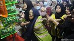 Diduga Curi Kue Lebaran di Pasar Jatinegara, Nenek Ini Ditangkap Massa