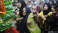 Selanjutnya nenek berbaju hijau itu dibawa ke pos satpam untuk dimintai keterangan lebih lanjut. 