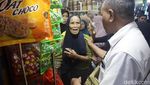 Diduga Curi Kue Lebaran di Pasar Jatinegara, Nenek Ini Ditangkap Massa
