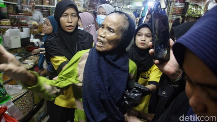 Diduga Curi Kue Lebaran di Pasar Jatinegara, Nenek Ini Ditangkap Massa Seorang nenek meronta-ronta saat ditangkap di sebuah toko kue kering di Pasar Jatinegara, Jakarta Timur, Selasa (26/3/2024).