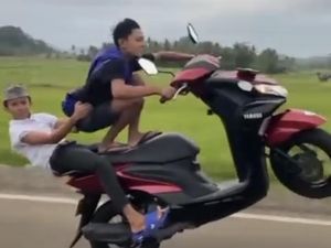 2 Remaja Boncengan Motor di Bone Ejek Polisi Saat Aksi Freestyle Ditangkap