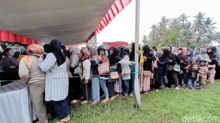 Emak-emak yang antre di Pangan Murah Pangandaran/
