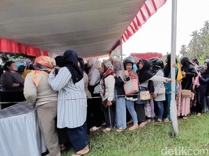 Emak-emak Pangandaran Antre Hujan-hujanan Demi Telur Murah
