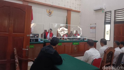 Empat pelaku penyerangan Kantor Satpol PP Denpasar menjalani sidang di PN Denpasar, Selasa (26/3/2024). (Aryo Mahendro/detikBali)