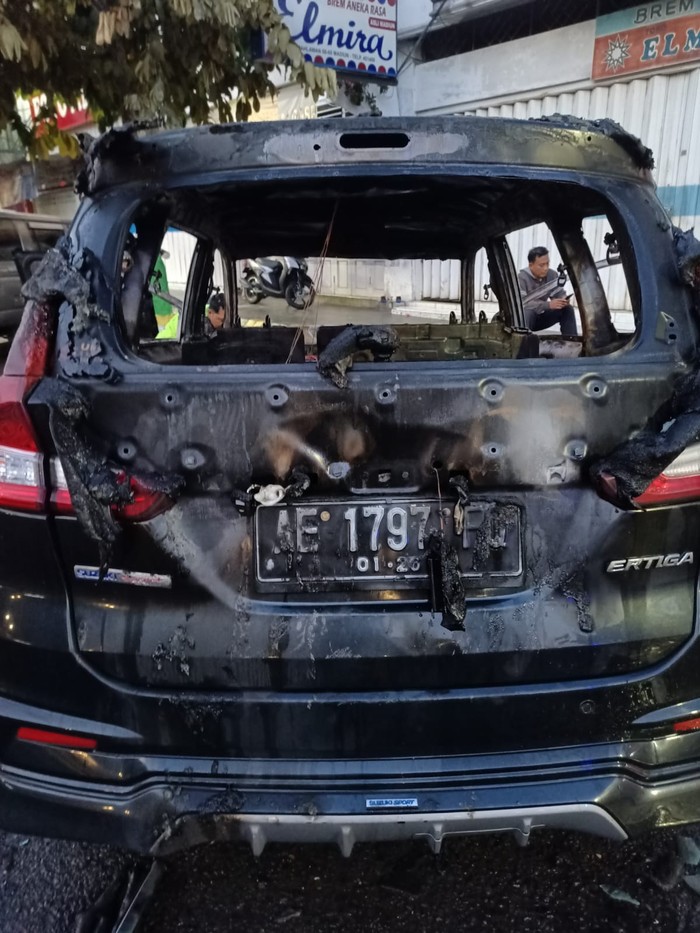 Ertiga terbakar di Madiun