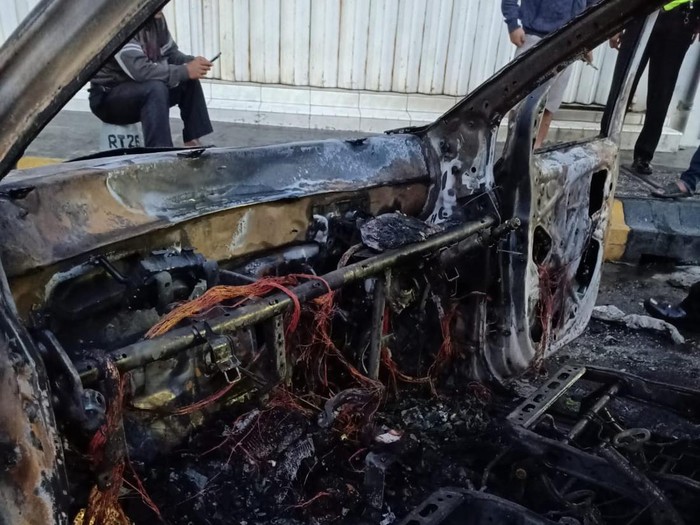 Ertiga terbakar di Madiun
