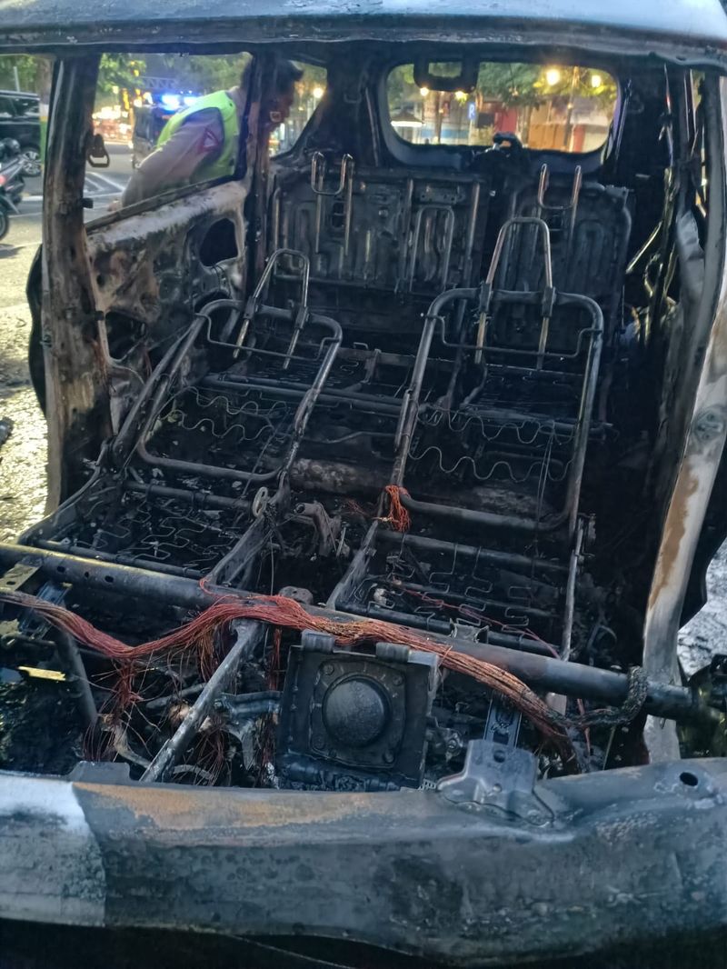 Ertiga terbakar di Madiun