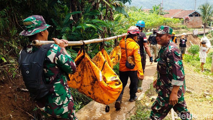Evakuasi jasad korban longsor di Cipongkor