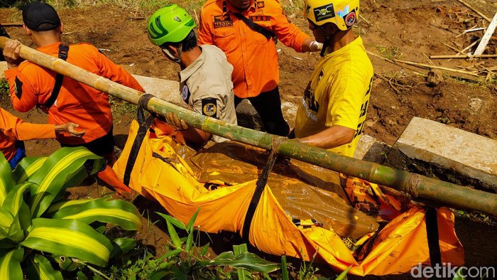 Evakuasi jasad korban longsor di Cipongkor