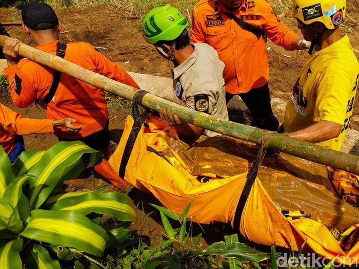 Evakuasi jasad korban longsor di Cipongkor