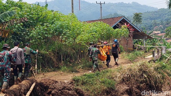 Evakuasi jasad korban longsor di Cipongkor