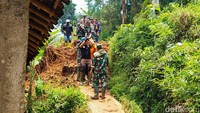 Tiga jasad itu ditemukan di kedalaman lumpur material longsor dengan kedalaman sekitar 1,5 meter. Saat indikasi awal ditemukan, petugas langsung menyemprotkan air dari alkon. (Foto: Whisnu Pradana/detikJabar)