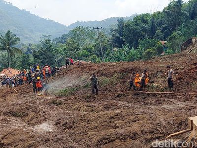 Momen 3 Jasad Terkubur Longsor Cipongkor Dievakuasi